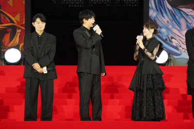 左から下野紘、花江夏樹、鬼頭明里