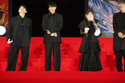 思わず笑ってしまう竈門禰豆子役の鬼頭明里（中央右）