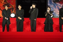 劇場に足を運ぶと話す花江夏樹（中央）