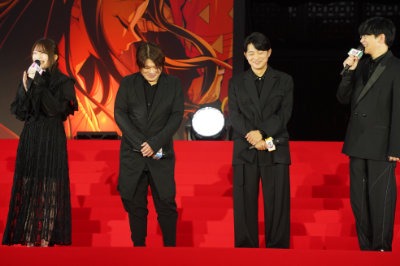 出演者たちが笑い合う場面