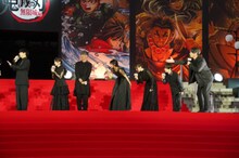 花江夏樹に向かって感謝を伝える他のキャスト陣