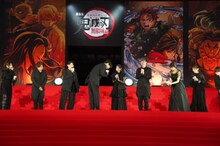 キャスト陣全員に向けてお礼をする花江夏樹（中央）