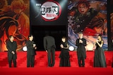 キャスト陣全員に向けてお礼をする花江夏樹(中央)
