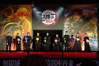 ヒットを祈願して提灯を掲げるキャスト陣