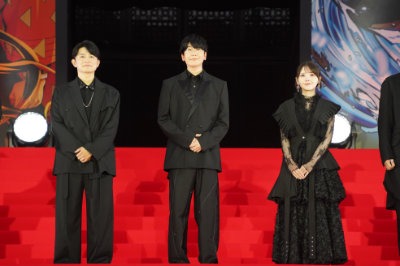 左から下野紘、花江夏樹、鬼頭明里