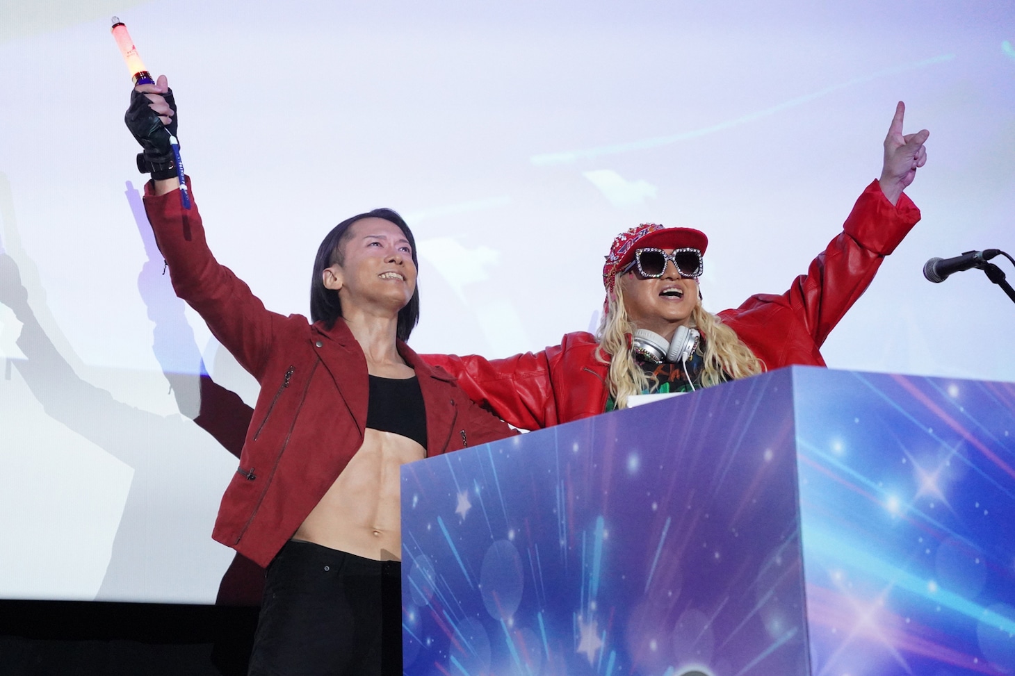 左から及川洸、DJ KOO（TRF）