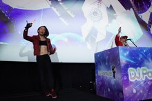 左から及川洸、DJ KOO（TRF）