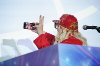 ファンと記念撮影するDJ KOO（TRF）