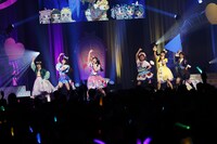 左からチムム役の引坂理絵、星川みつき役の平塚紗依、青空ひまり役の藤寺美徳、みゃむ役の小池理子、鈴風つむぎ役の久保ユリカ、きゃろん役の吉河順央