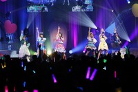 左からチムム役の引坂理絵、星川みつき役の平塚紗依、青空ひまり役の藤寺美徳、みゃむ役の小池理子、鈴風つむぎ役の久保ユリカ、きゃろん役の吉河順央