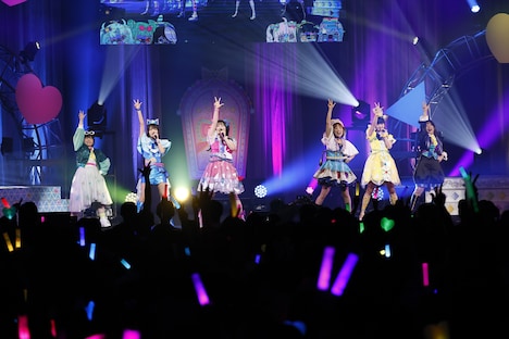 左からチムム役の引坂理絵、星川みつき役の平塚紗依、青空ひまり役の藤寺美徳、みゃむ役の小池理子、鈴風つむぎ役の久保ユリカ、きゃろん役の吉河順央