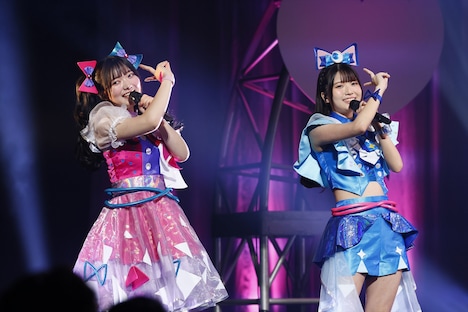 左から青空ひまり役の藤寺美徳、星川みつき役の平塚紗依