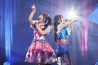 左から青空ひまり役の藤寺美徳、星川みつき役の平塚紗依