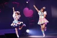 左からみゃむ役の小池理子、陽比野まつり役の廣瀬千夏