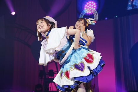 左からみゃむ役の小池理子、陽比野まつり役の廣瀬千夏