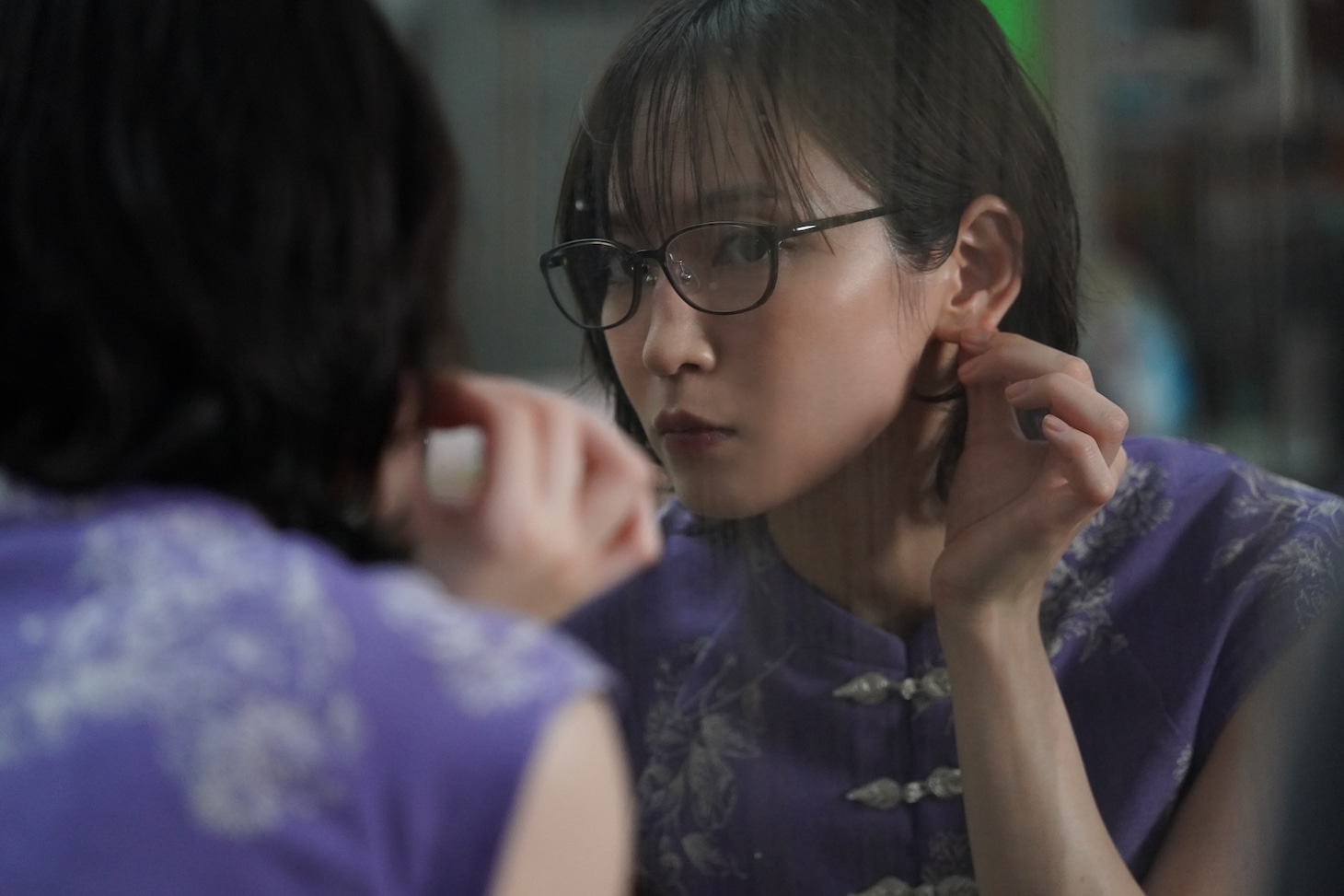 映画「九龍ジェネリックロマンス」場面写真に吉岡里帆が1人で演じ分けた2人の姿