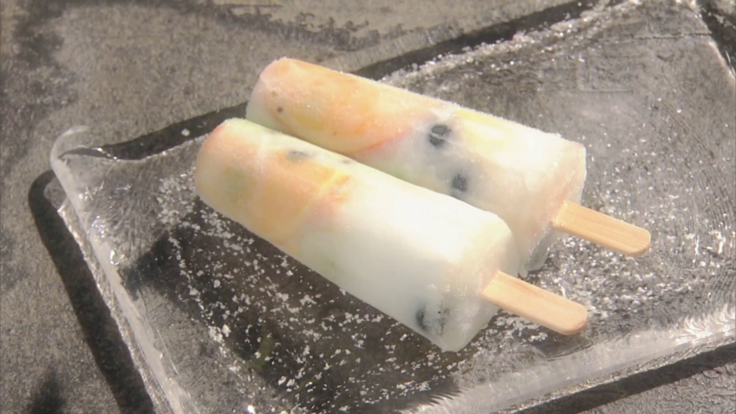 フルーツ入りのアイスキャンディー（写真提供：NHK）