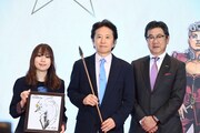 左からバンダイナムコエクスペリエンスの久家麻衣子氏、荒木飛呂彦、川崎寛氏