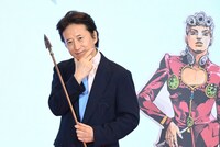 “スタンドの矢”を持つ荒木飛呂彦