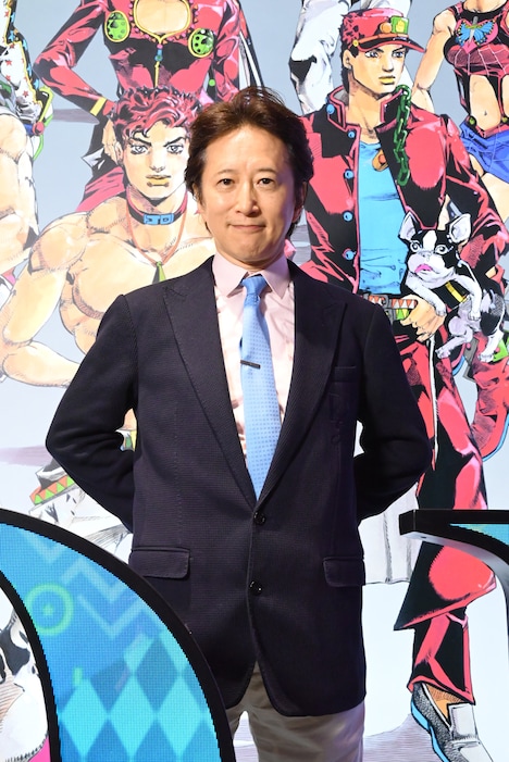 「THE★JOJO WORLD」で撮影に応じる荒木飛呂彦