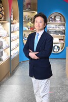 「THE★JOJO WORLD」で撮影に応じる荒木飛呂彦