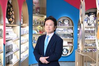 「THE★JOJO WORLD」で撮影に応じる荒木飛呂彦