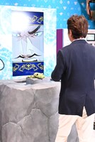 ミニゲーム「帰ってきたッ！メメタァ！波紋ルーレット ～波紋エネルギーこそ『仙道』パワー !!～」を楽しむ荒木飛呂彦