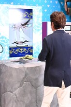 ミニゲーム「帰ってきたッ！メメタァ！波紋ルーレット ～波紋エネルギーこそ『仙道』パワー !!～」を楽しむ荒木飛呂彦