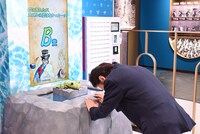 ミニゲーム「帰ってきたッ！メメタァ！波紋ルーレット ～波紋エネルギーこそ『仙道』パワー !!～」を楽しむ荒木飛呂彦