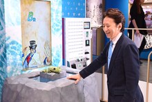 ミニゲーム「帰ってきたッ！メメタァ！波紋ルーレット ～波紋エネルギーこそ『仙道』パワー !!～」を楽しむ荒木飛呂彦