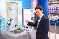 ミニゲーム「帰ってきたッ！メメタァ！波紋ルーレット ～波紋エネルギーこそ『仙道』パワー !!～」を楽しむ荒木飛呂彦