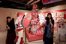 「PEACH-PIT25周年特別展」より、「しゅごキャラ！」デコレーションタワー（撮影：大川直人）