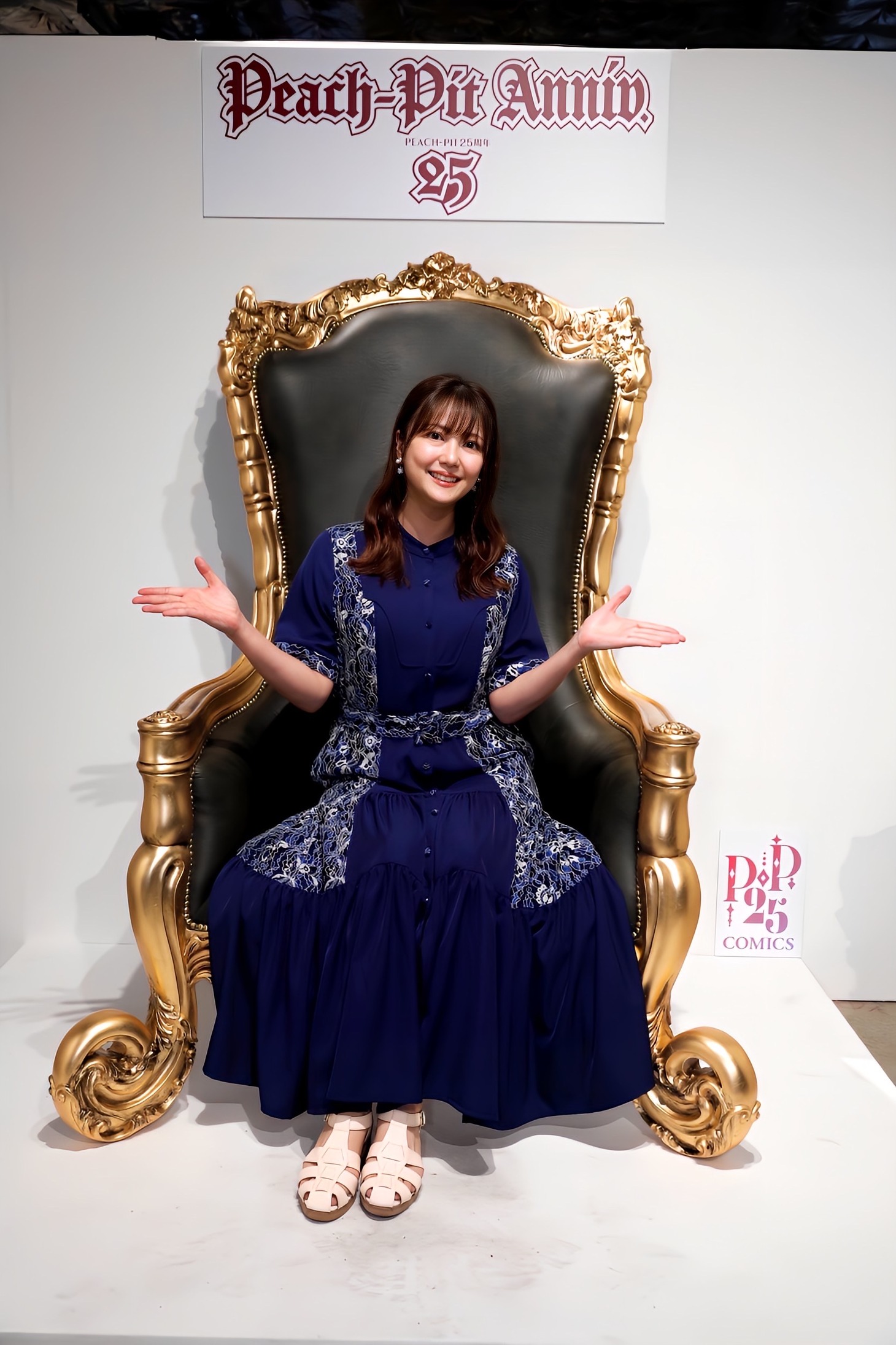 「PEACH-PIT25周年特別展」より、真紅の椅子に座る三上枝織（撮影：大川直人）