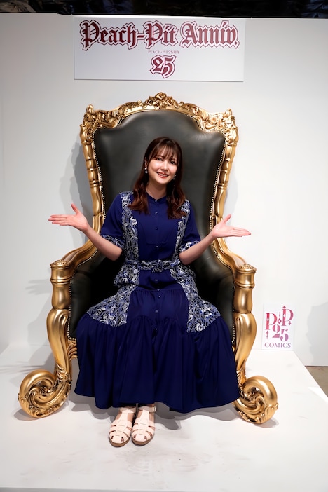 「PEACH-PIT25周年特別展」より、真紅の椅子に座る三上枝織(撮影:大川直人)
