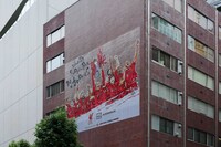 OPENBASE SHIBUYAの外壁に掲出されているメインビジュアルの壁画