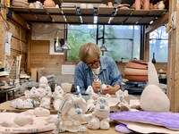 陶芸作品を制作するしりあがり寿（協力：kamakura 山陶芸工房）