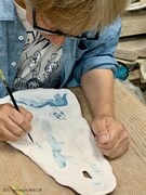 陶芸作品を制作するしりあがり寿（協力：kamakura 山陶芸工房）