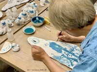 陶芸作品を制作するしりあがり寿（協力：kamakura 山陶芸工房）