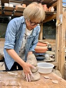 陶芸作品を制作するしりあがり寿（協力：kamakura 山陶芸工房）