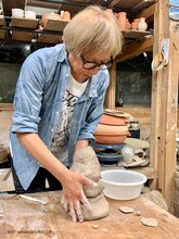 陶芸作品を制作するしりあがり寿（協力：kamakura 山陶芸工房）