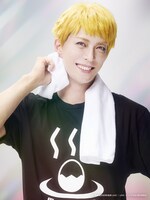 君沢ユウキ扮する箱根強羅（私服）