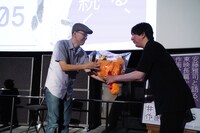 この日は井上の64歳のバースデーで、お祝いの花束が贈られた