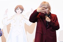 作中のショウのポーズを真似する岡本信彦