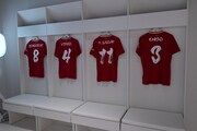 ロッカールーム風のスペースに展示されているユニフォーム