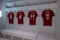 ロッカールーム風のスペースに展示されているユニフォーム