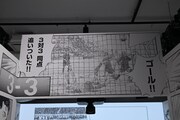地下1階に掲示された安田剛士による描き下ろしマンガ