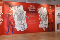 「Where Impossible Happens 展」で展示されている遠藤航選手、ファンダイク選手の写真とイラスト