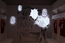 地下1階に掲示された安田剛士による描き下ろしマンガ