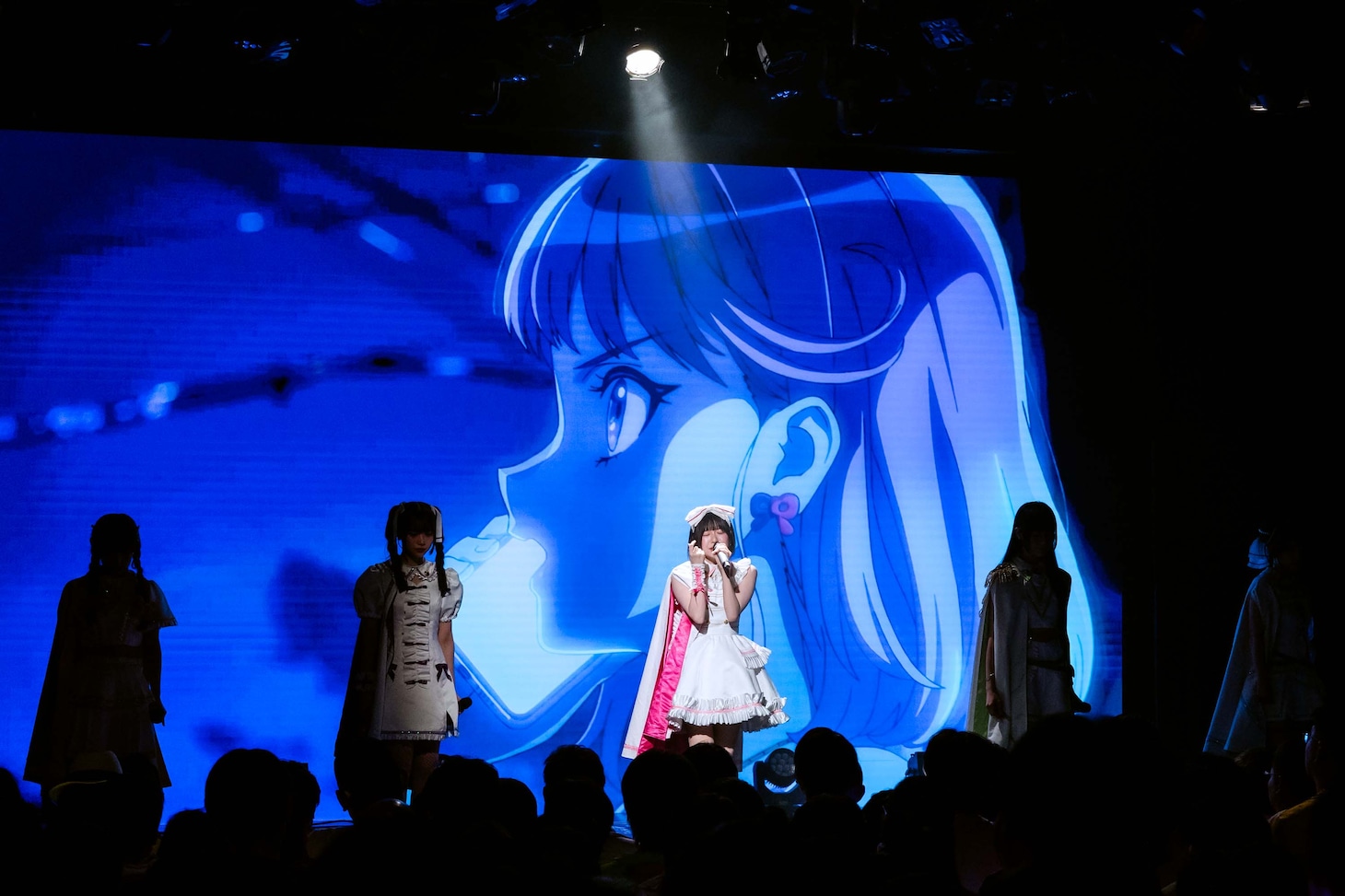 「『前橋ウィッチーズ』ライブ ～貴方が望むならOPEN～ Chapter4」昼公演より、「メジルシ」を歌う春日さくら（撮影：曽我美芽）