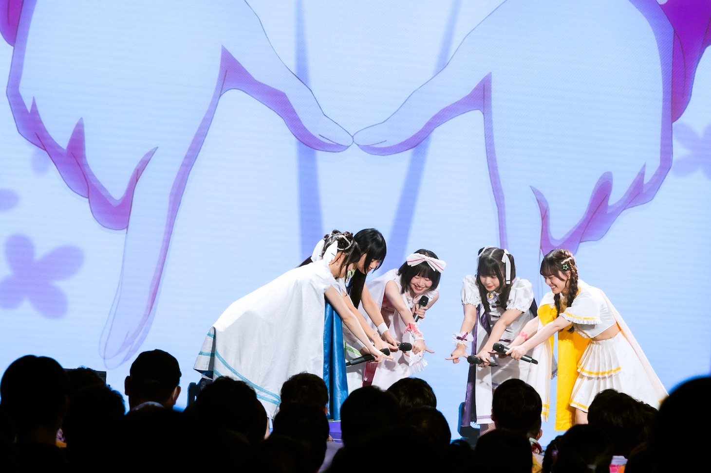 「『前橋ウィッチーズ』ライブ ～貴方が望むならOPEN～ Chapter4」昼公演より、12話のシーンを再現する前橋ウィッチーズ （撮影：曽我美芽）